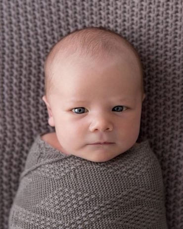 newborn-photoshoot-wrap-stretchy-textured-brown-wickeltücher-Accessoire-für-das-Babyposing-europe