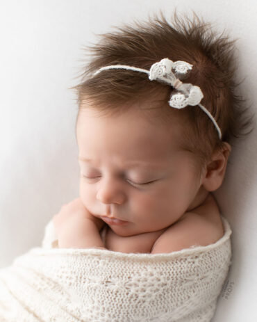 newborn-photography-bow-headband-props-girl-minimal-organic-white-europe