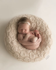 newborn-baby-posing-bag-photography-props-girl-pink-europe