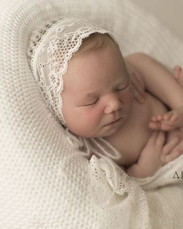 newborn posing pillow for girl photo shoot white EU