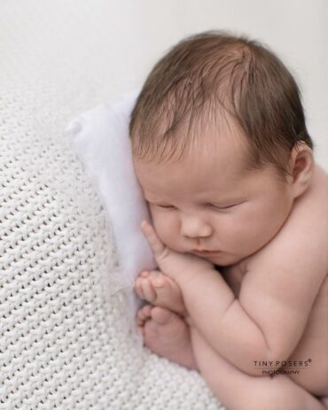newborn-cushion-photography-prop-girl-white-minimal-organic-europe