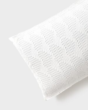 photo-prop-posing-pillow-newborn-boy-white-minimal-europe