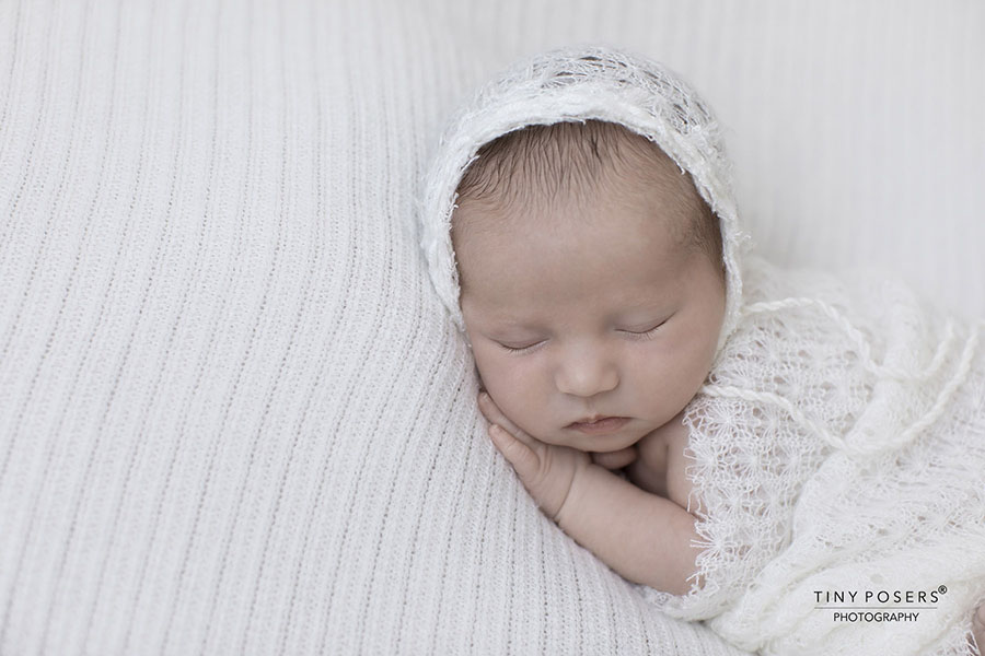 newborn-photography-bonnet-girl-white-knitted-textured-europe