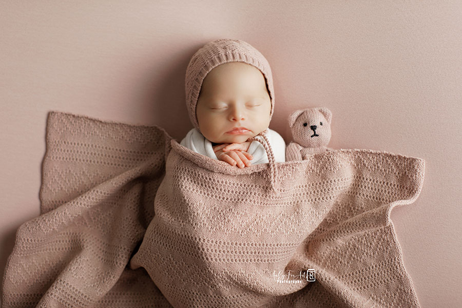 Newborn-Baby-Wraps-for-Photographers-girl-textured-stretchy-pink-props-europe