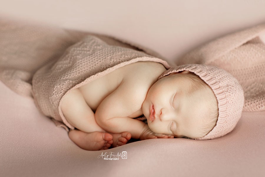 Newborn-Photoshoot-Hat-girl-bonnet-knitted-textured-pink-props-europe
