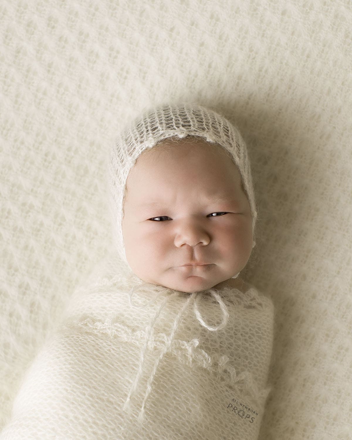 newborn-photography-props-bonnet-girl-white-natural-europe