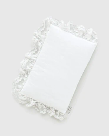 photography-props-posing-pillow-for-newborns-girl-white-europe