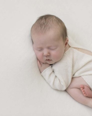 Newborn Photo Outfit Boy - Knitted Romper white cream newbornprops eu