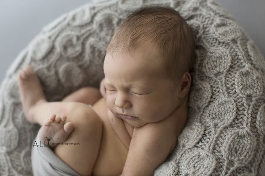 Baby Bean Bag Poser - 'Create-a-Nest’™ Ulises grey newbornprops eu