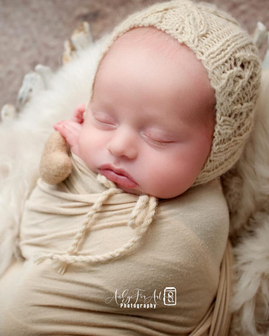newborn-photography-knitted-hat-boy-natural-tan-europe
