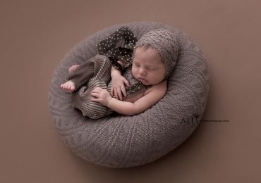 Newborn Girl Outfits for Photos - Romper, bonnet, poser