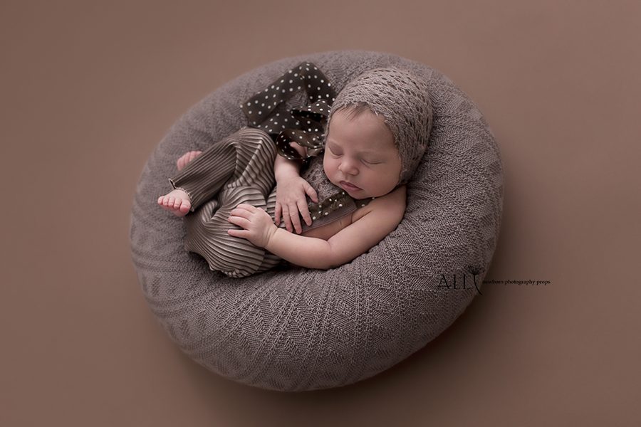 Newborn Girl Outfits for Photos - Romper, bonnet, poser