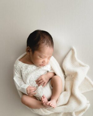 baby-girl-photography-romper-white-minimal-natural-props-europe