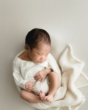 baby-girl-photography-romper-white-minimal-natural-props-europe