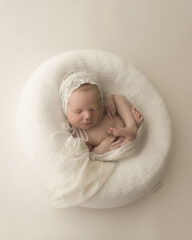 newborn-beanbag-poser-alternative-white-girl-photography-props-europe-cream