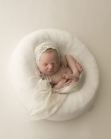 newborn-beanbag-poser-alternative-white-girl-photography-props-europe-cream