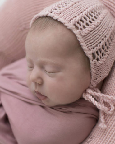 newborn-girl-knitted-bonnet-photoshoot-props-europe