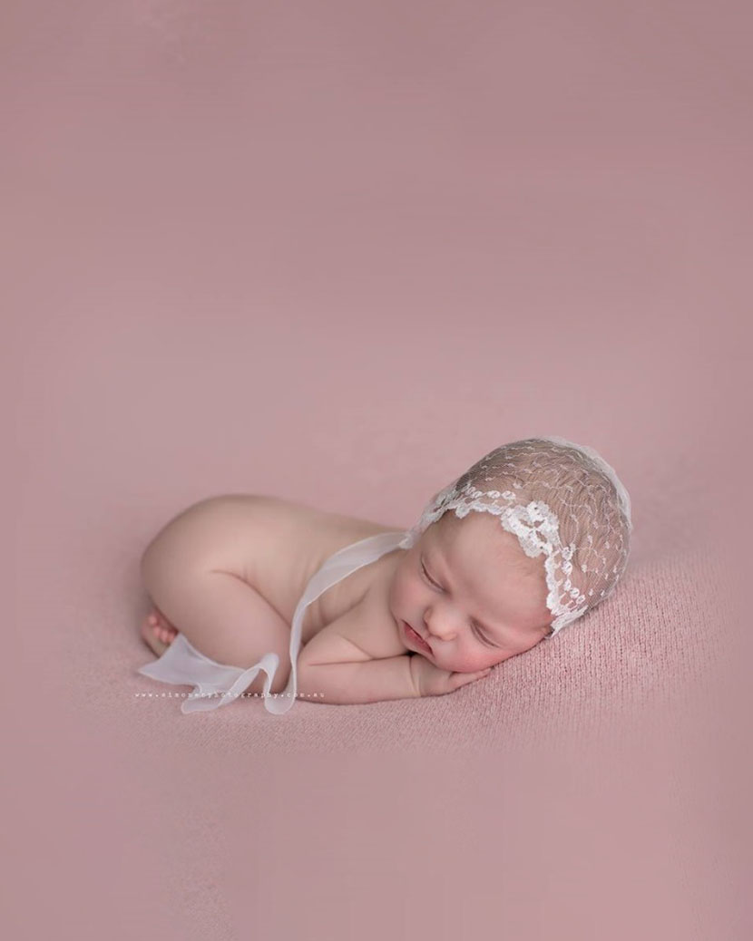 newborn-lace-bonnet-girl-photo-props-europe