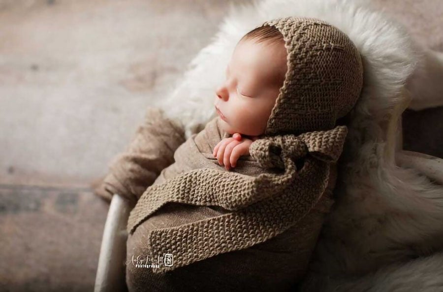 Newborn-Bonnet-for-Photography-boy-photo-props-knitted-textured-vintage-neutral-europe