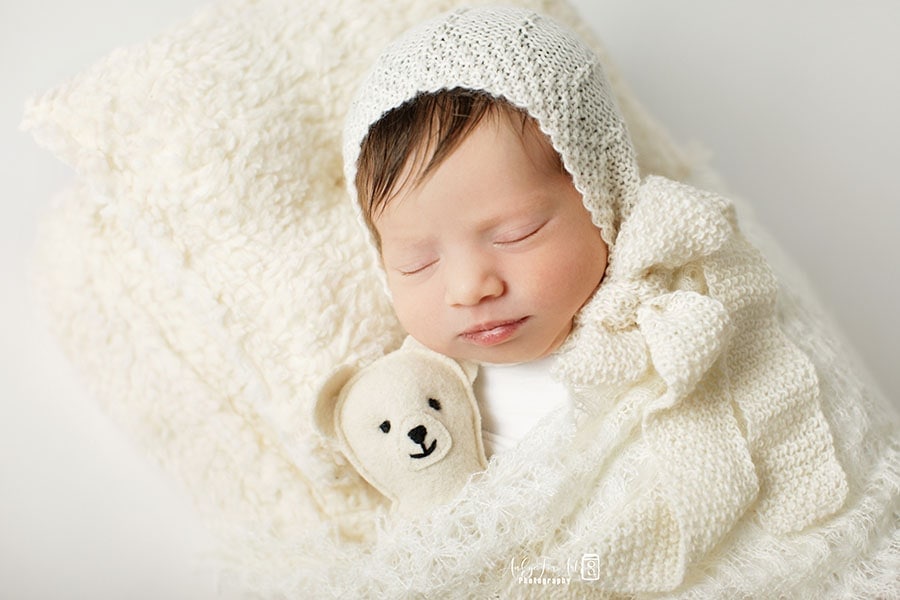 Newborn-Bonnet-for-Photography-girl-photography-props-white-neutral-eu