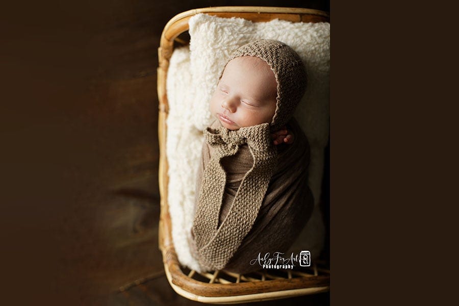 Newborn-Bonnet-for-Photography-girl-textured-neutral-knitted-props-Häubchen-eu