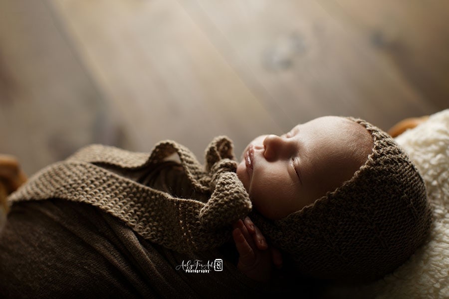 Newborn-Bonnet-for-Photography-girl-textured-neutral-knitted-props-Häubchen-europe