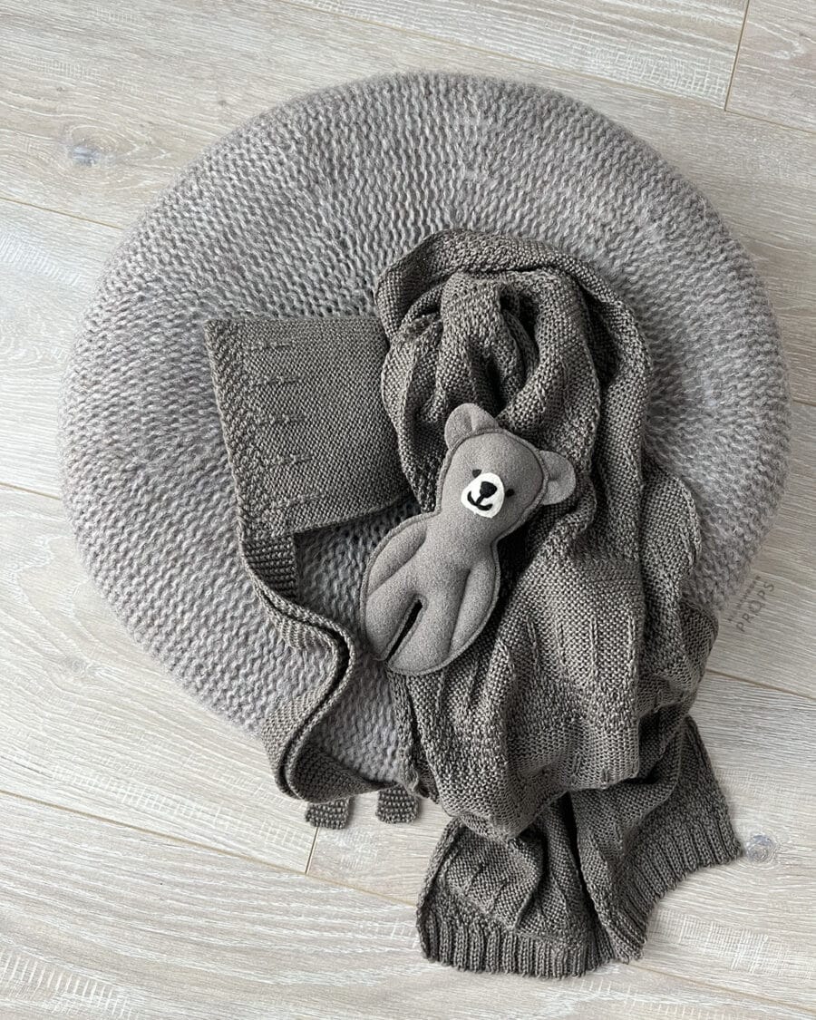 baby-props-pictures-boy-posing-pillow-swaddle-hat-softie-neutral-newbornprops-europe