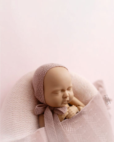 newborn-photo-props-girl-posing-bean-bag-wrap-bonnet-pink-europe