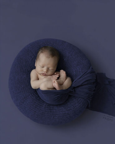 newborn-photography-poser-props-boy-create-a-nest-blue-europe