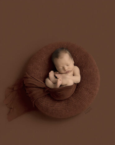 newborn-photography-poser-props-boy-create-a-nest-brown-natural-europe