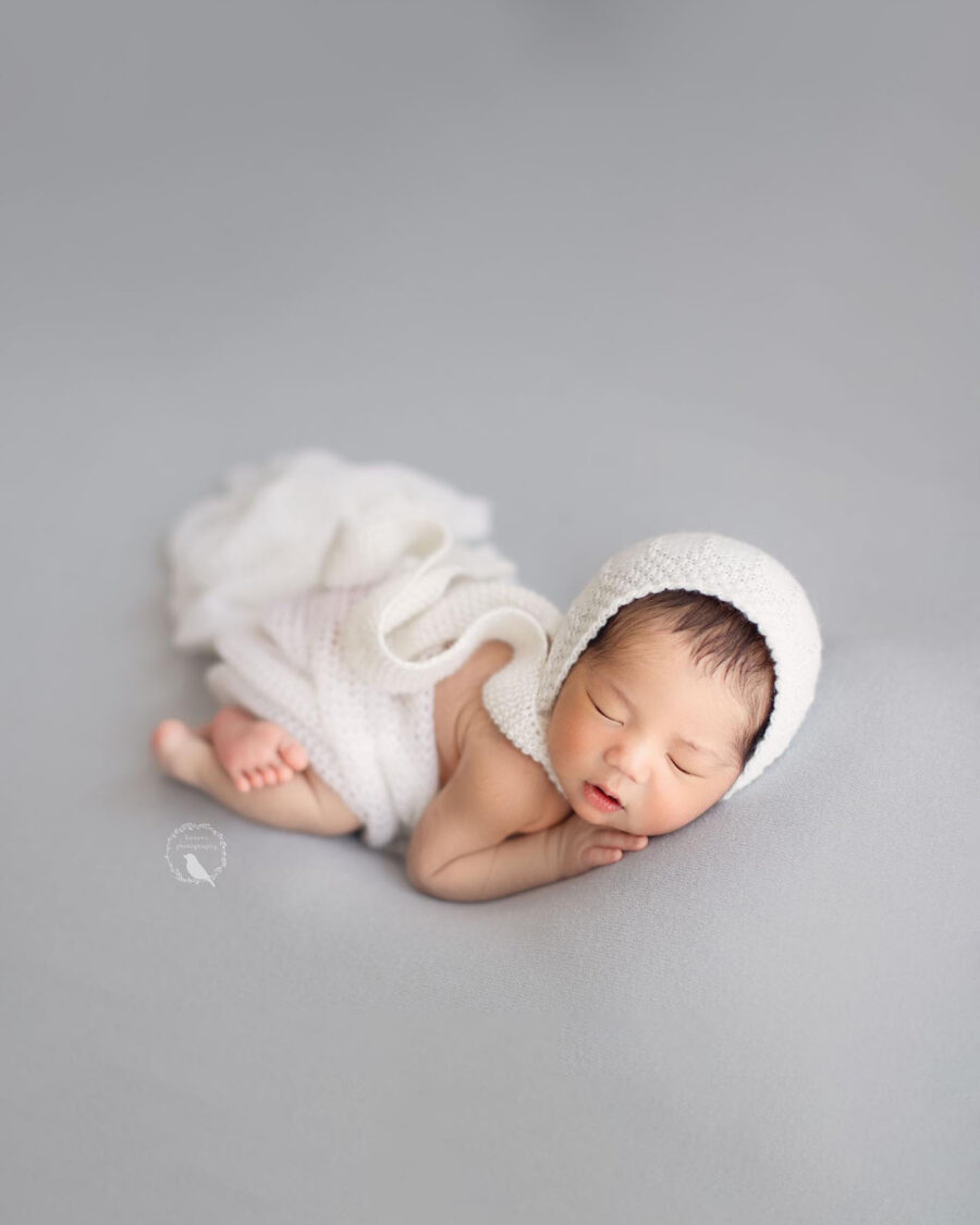 newborn-photography-prop-bonnet-boy-white-Accessoire-für-das-Babyposing-europe