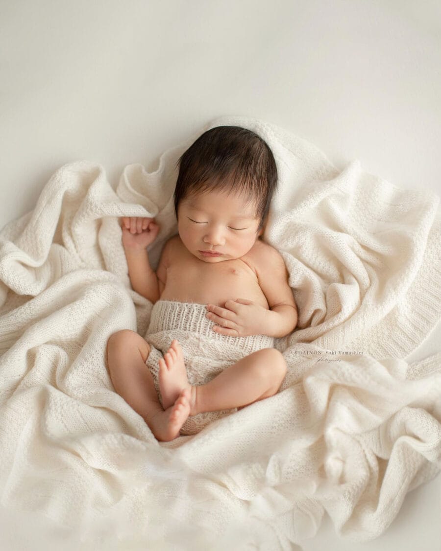 newborn-photography-prop-wrap-boy-white-cream-textured-europe