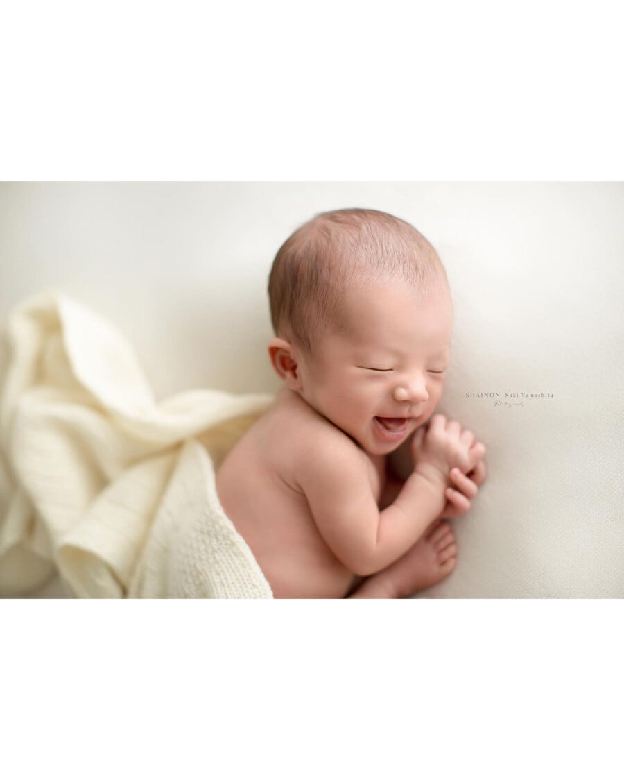 newborn-photography-props-swaddle-boy-white-cream-textured-eu