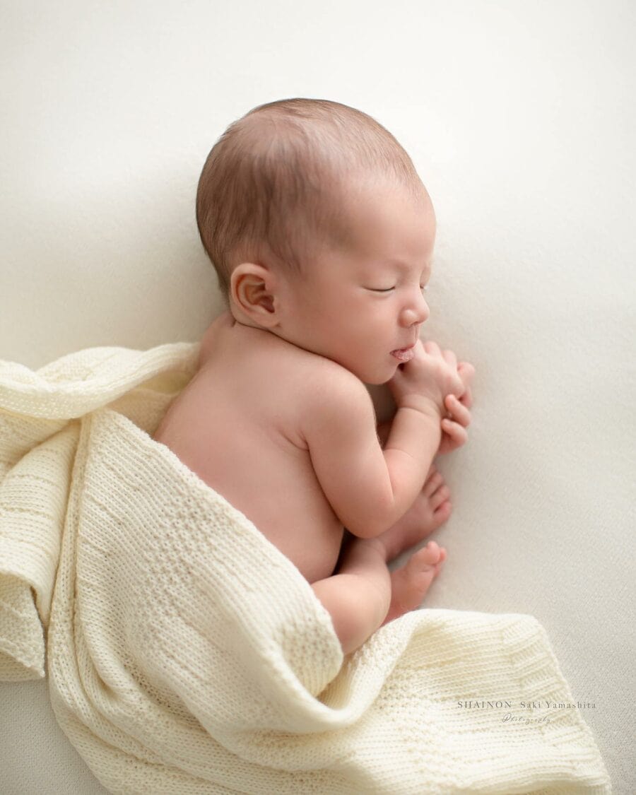 newborn-photography-props-swaddle-boy-white-cream-textured-europe