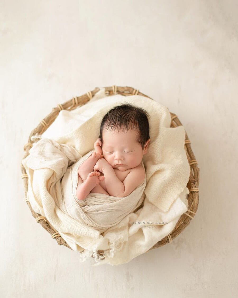 newborn-photography-props-wrap-boy-white-cream-textured-europe