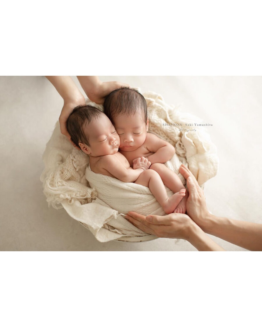 newborn-photography-props-wrap-twins-white-cream-textured-europe