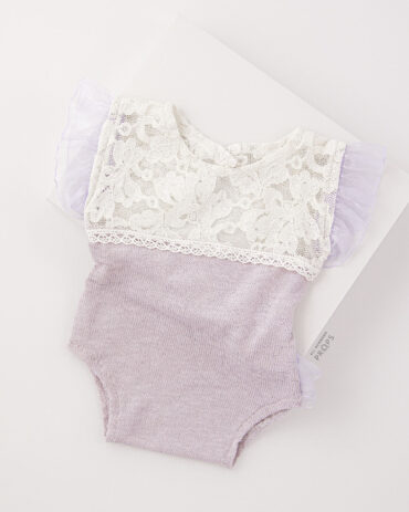 newborn-outfits-pictures-girl-onesie-lace-photography-props-europe