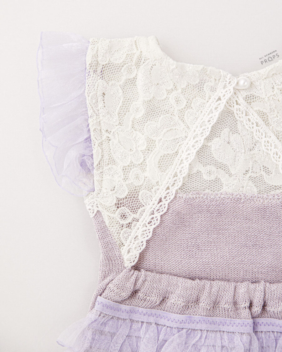 newborn-outfits-pictures-girl-romper-lace-photography-props-europe