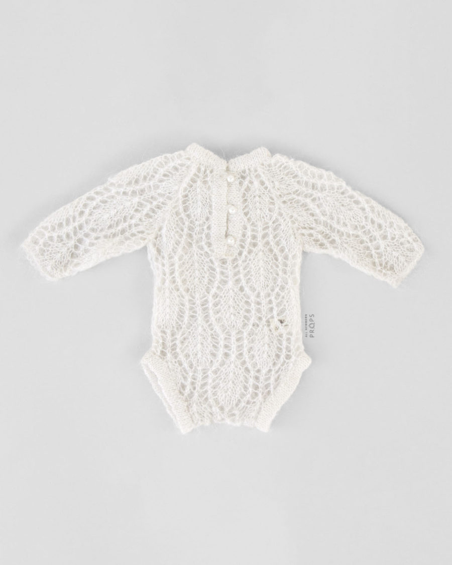 newborn-photography-outfit-girl-sunsuit-white-props-europe