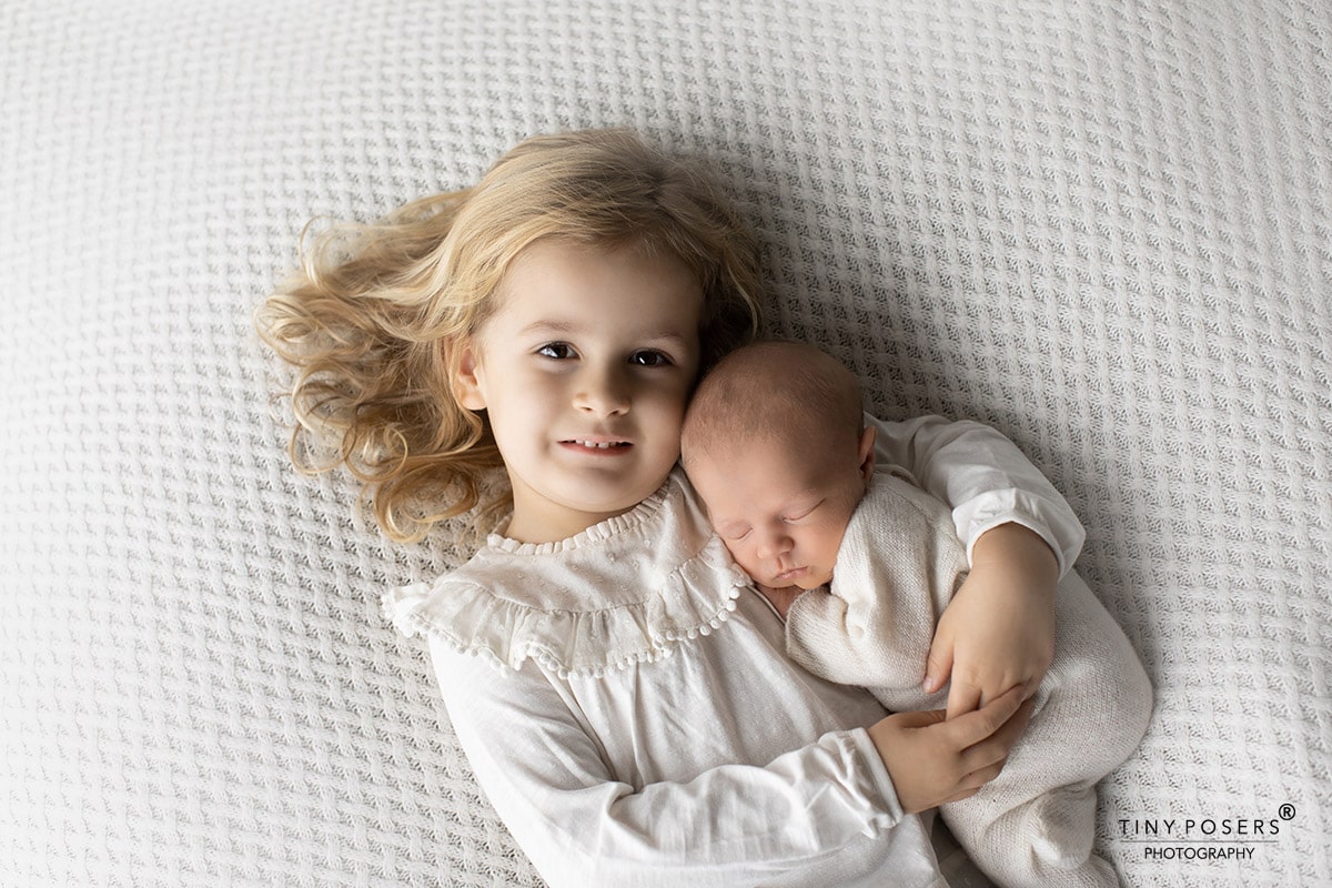 newborn-baby-sibling-pose-idea-photography-session