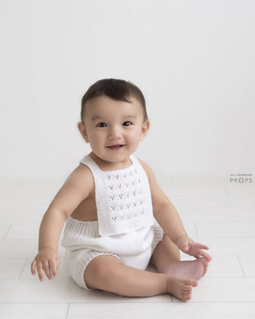 sitter-photo-prop-outfit-shorts-bib-white-knitted-europe