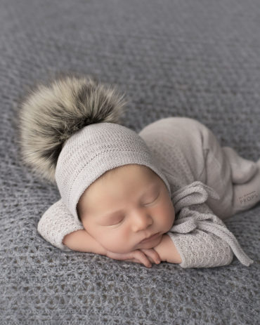 newborn-photography-hats-bonnets-boy-pom-pom-photoshoot-props-europe