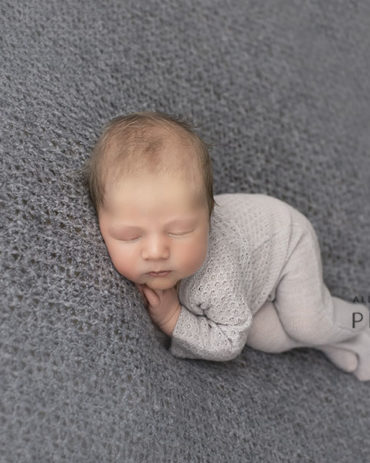 newborn-photography-outfits-knitted-sleepers-boy-photoshoot-romper-europe