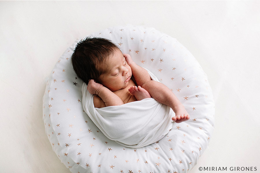 posing-ring-newborn-prop-for-pictures-white-boy-europe-neutral