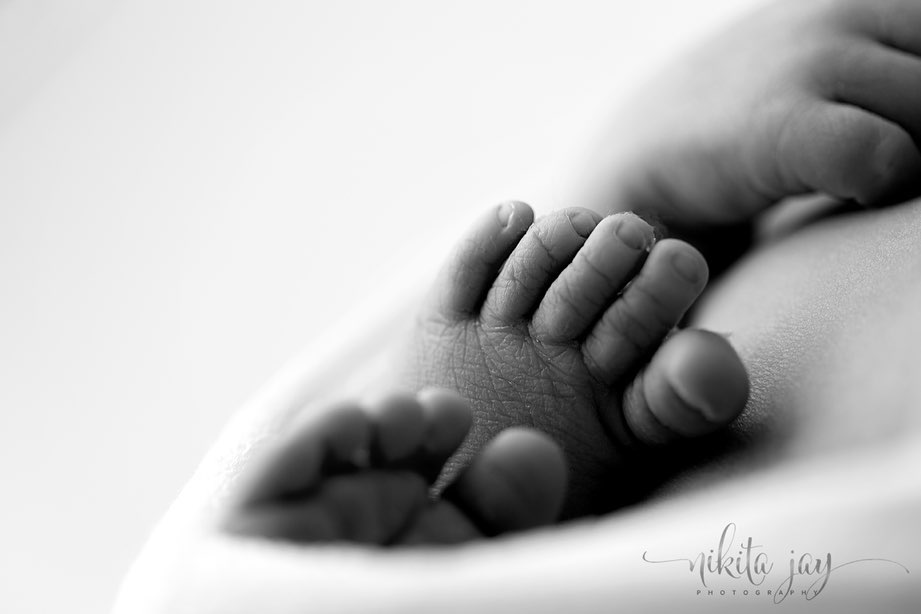 newborn-wrapping-techniques-macro-toes-picture