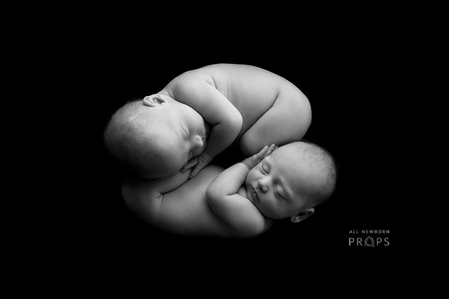 blanket-for-newborn-photography-black-background-europe