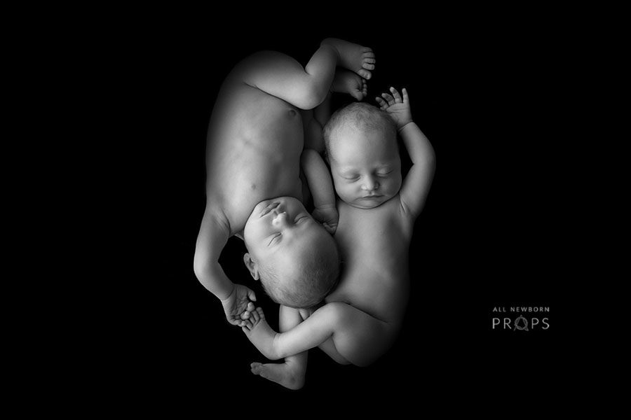 blanket-for-newborn-photography-black-background-photoshoot-eu