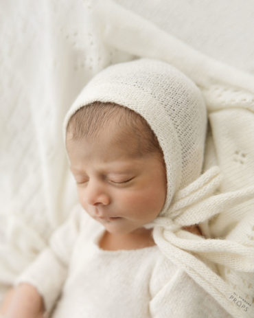 newborn-photography-hat-boy-outfit-white-knitted-newbornprops-eu