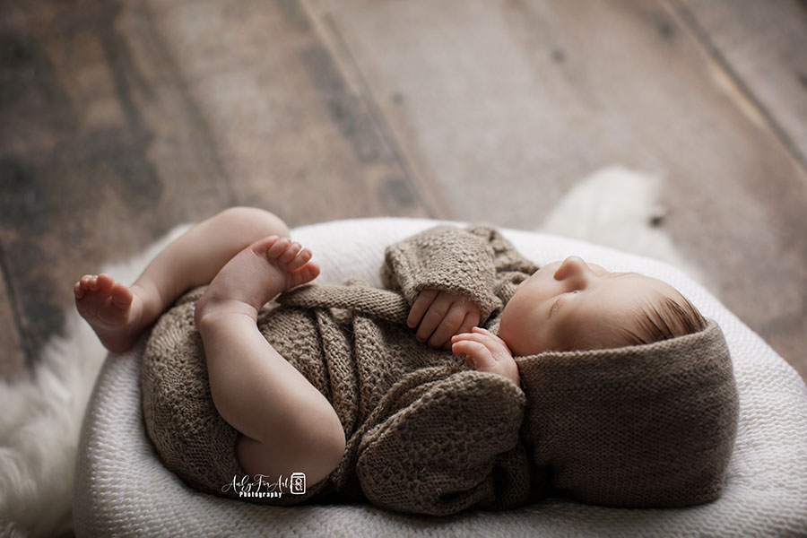 newborn-photography-outfit-boy-knitted-textured-natural-props-europe