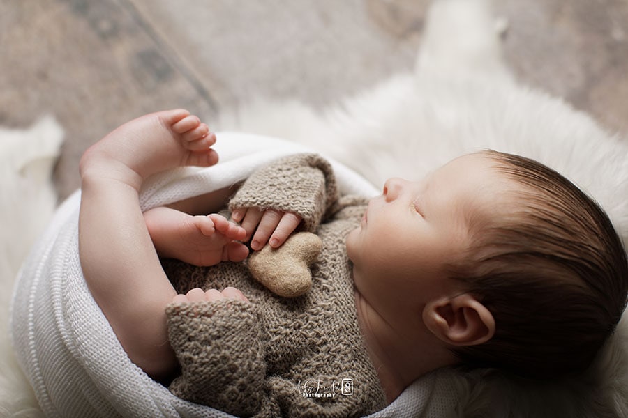 newborn-photography-outfit-romper-boy-knitted-textured-natural-props-europe